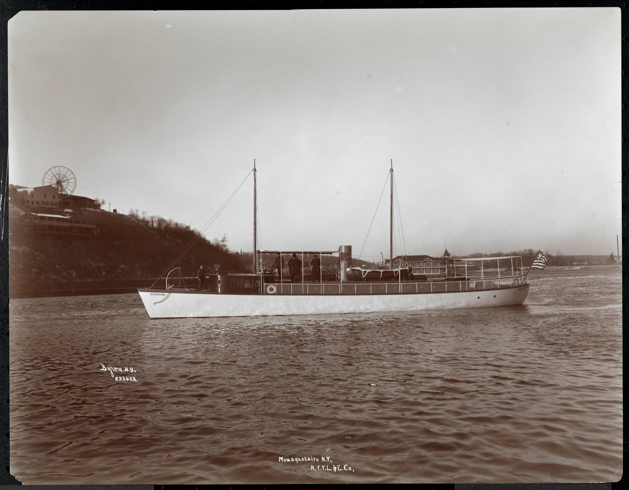 Näkymä New York Yacht, Launch und Engine Co:n jahdista Mousquetaire Harlem-joella, New York, 1905 (hopeagelatiinivedos). tekijältä Byron Company