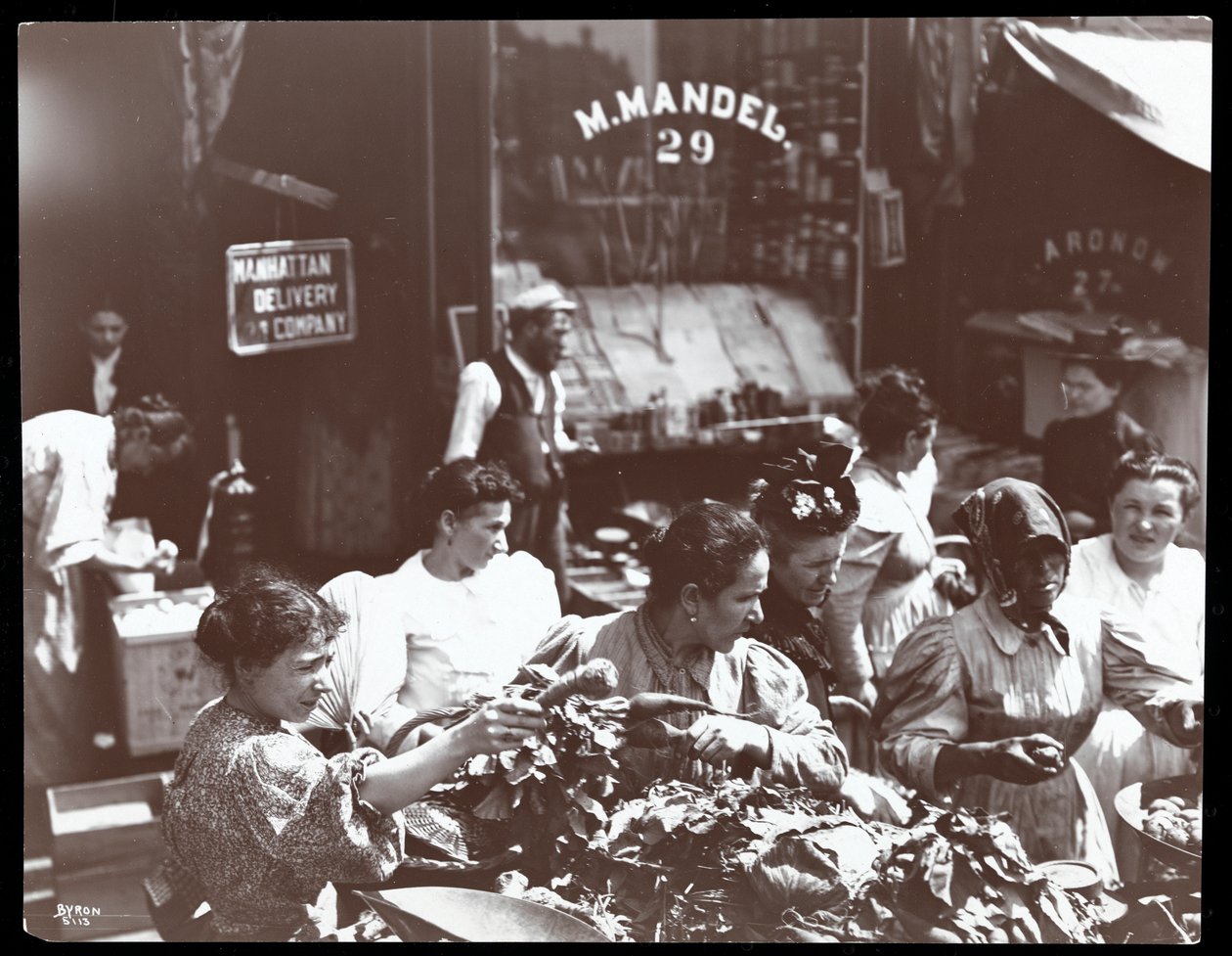 Näkymä naisista, jotka ostavat vihanneksia kauppiaalta Hester Streetillä, New Yorkissa, 1898 (hopeagelatiiniprintti) tekijältä Byron Company