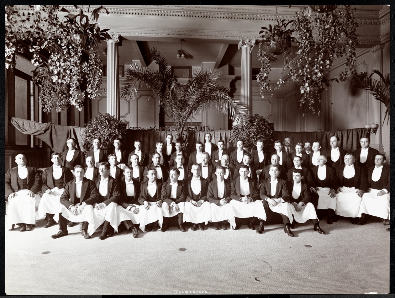 Tarjoilijat Hotel Delmonicossa, 1902 (hopeagelatiiniprintti) tekijältä Byron Company
