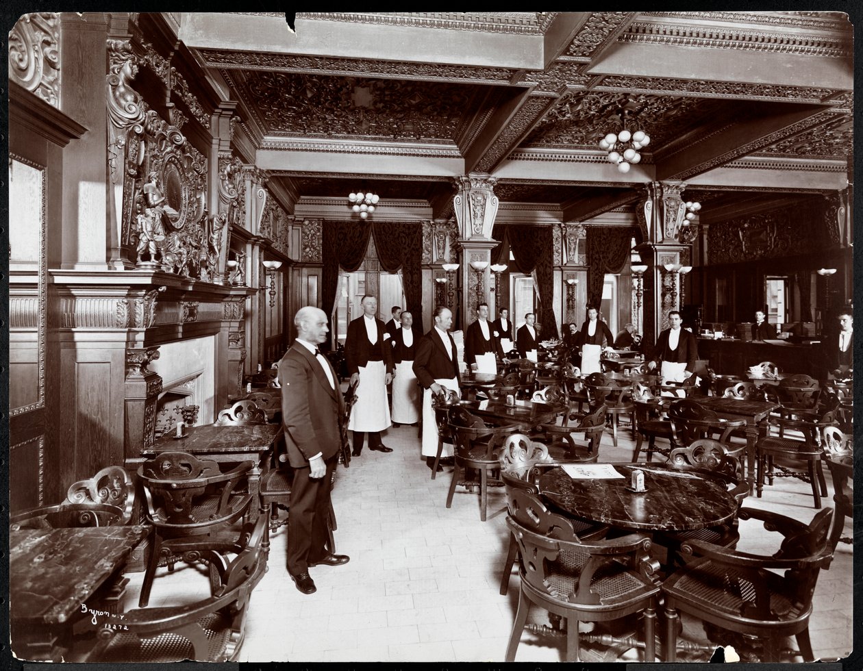 Tarjoilijoita kahvilassa Hotel Delmonicossa, 1902 (hopeagelatiinipaino). tekijältä Byron Company