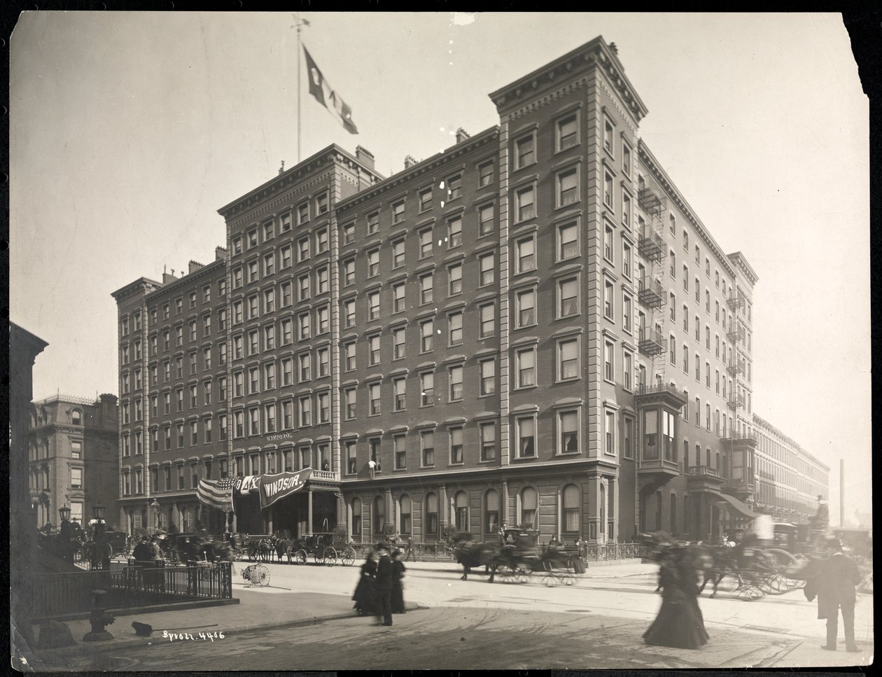 Windsor Hotel osoitteessa 5th Avenue 46th - 47th Streets, New York, 1898 (hopeagelatiiniprintti) tekijältä Byron Company