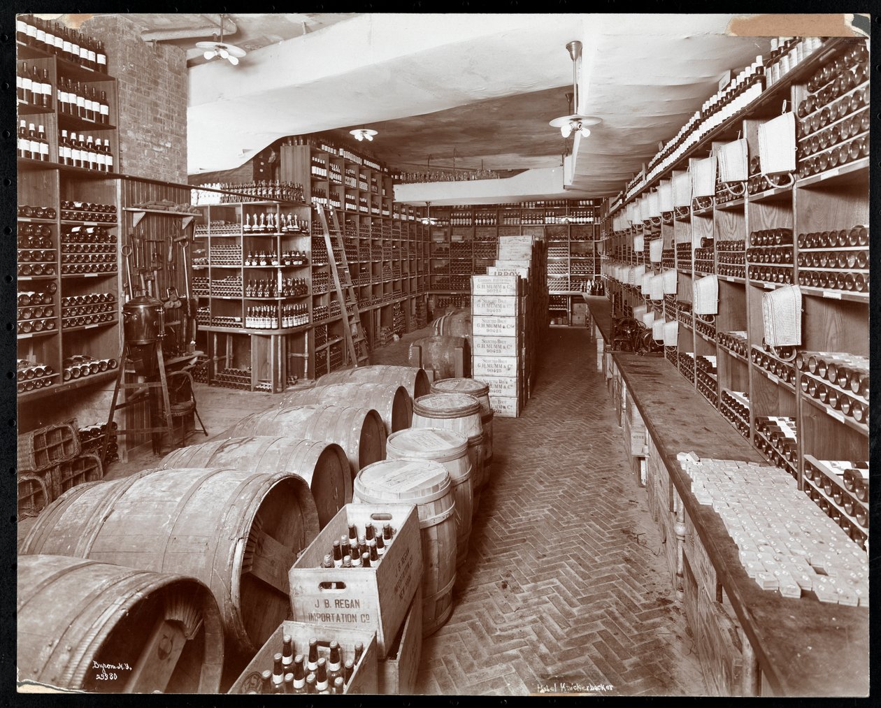 Viinikellari Hotel Knickerbockerissa, 1906 (hopeagelatiiniprintti) tekijältä Byron Company