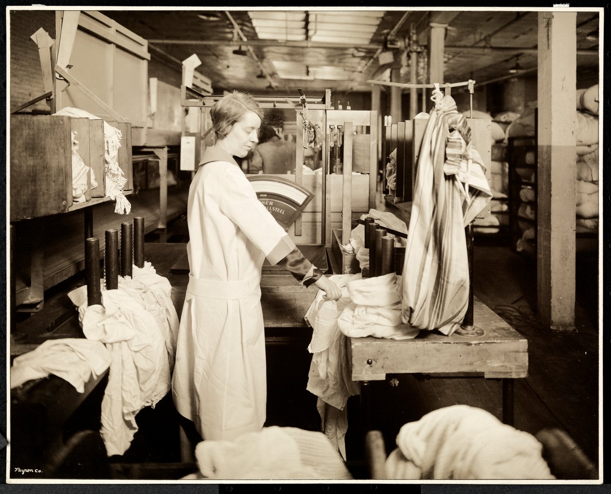 Naiset merkitsevät pyykkipusseja Carolyn Laundryssa osoitteessa 111 east 128th Street, East Harlem, New York, 1928 (hopeagelatiiniprintti) tekijältä Byron Company
