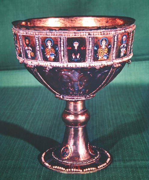 Keisari Romanos II:n (940-963) malja n. 960 (sardonyx, kullattu hopea, cloisonne-emali ja helmi) (katso myös 230930) tekijältä Byzantine