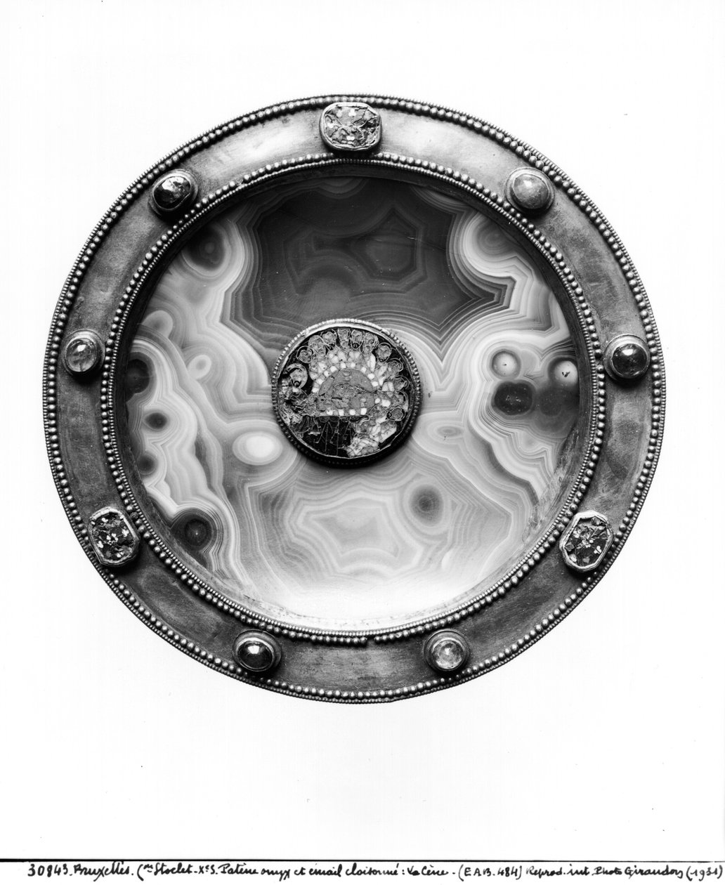 Paten, jossa on viimeistä ehtoollishartautta kuvaava medaljonki, 9.-10. vuosisata (onyx ja emali). tekijältä Byzantine