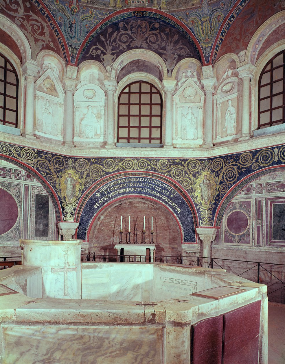 Apsidi kastealtaalla tekijältä Byzantine