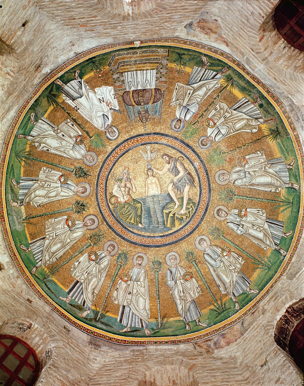 Kristuksen kaste, jota ympäröi kaksitoista apostolia, joilla on kruunut (mosaiikki). tekijältä Byzantine School