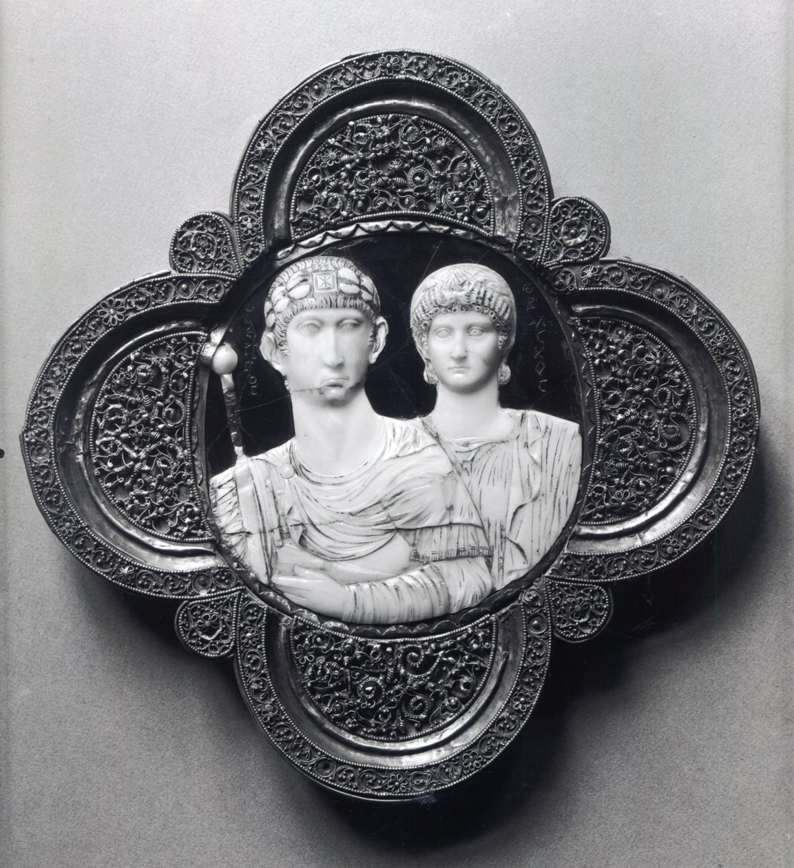 Cameo, joka kuvaa keisari Honoriusa (395-423) ja hänen vaimoaan Mariaa (norsunluu ja metalli) (katso myös 189590) tekijältä Byzantine
