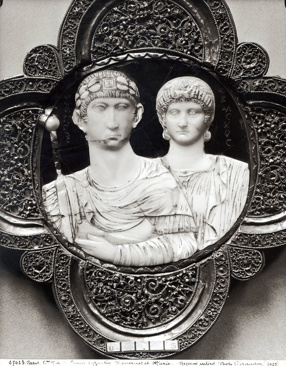 Cameo, joka kuvaa keisari Honoriusa (395-423) ja hänen vaimoaan Mariaa (norsunluu ja metalli) (katso myös 189591) tekijältä Byzantine