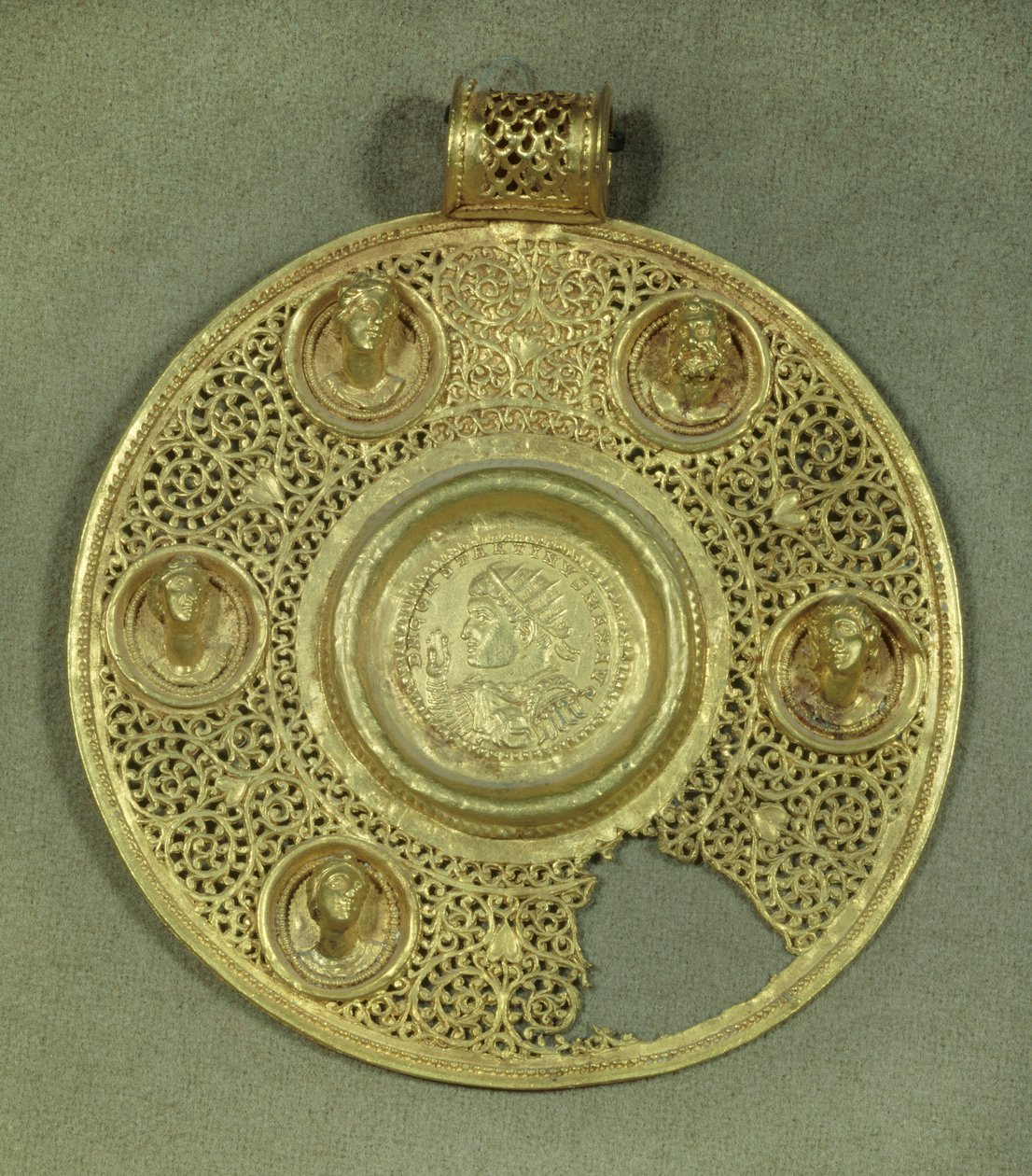 Kultainen pyöreä medaljonki: Konstantinus I Suuren (270–337 jKr.) solidus iskee Sirmiumiin vuonna 321 jKr. opus-runkokehyksessä, jota koristaa 5 kohokuviorintakuvaa. 4. vuosisadalla jKr. Aurinko 0,092 m Pariisi, Musee du Louvre tekijältä Byzantine