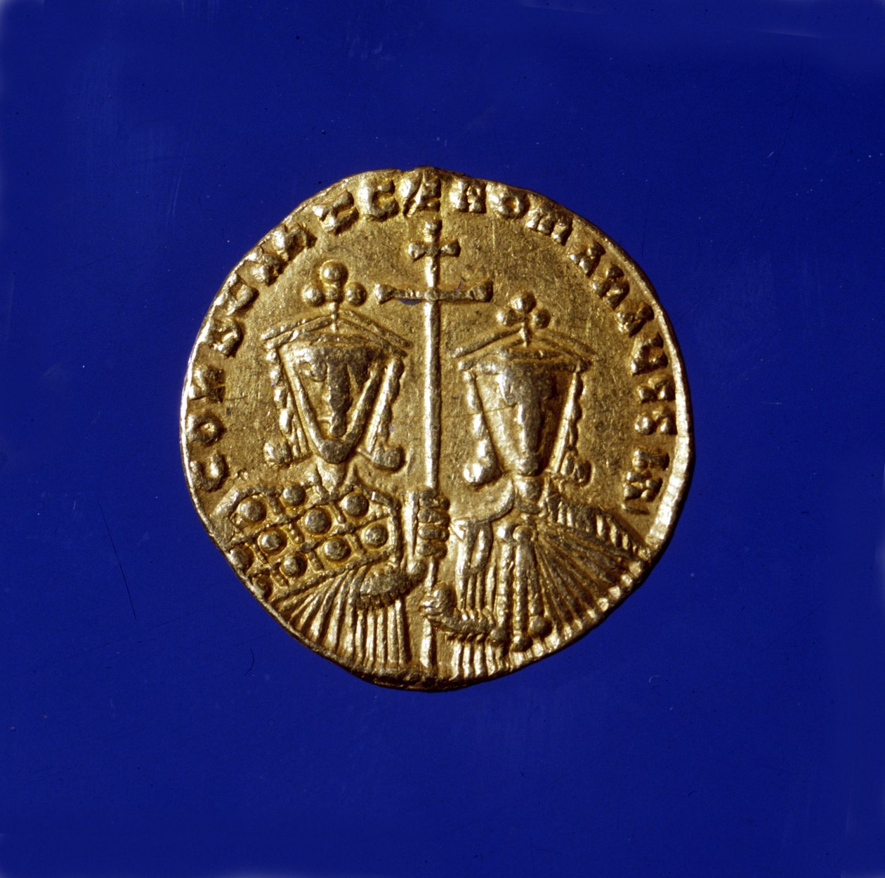 Kultakolikko keisarit Konstantinus VII Porphyrogenetin (913 - 959) ja hänen poikansa Roman II:n (959 - 963) kuvassa. tekijältä Byzantine