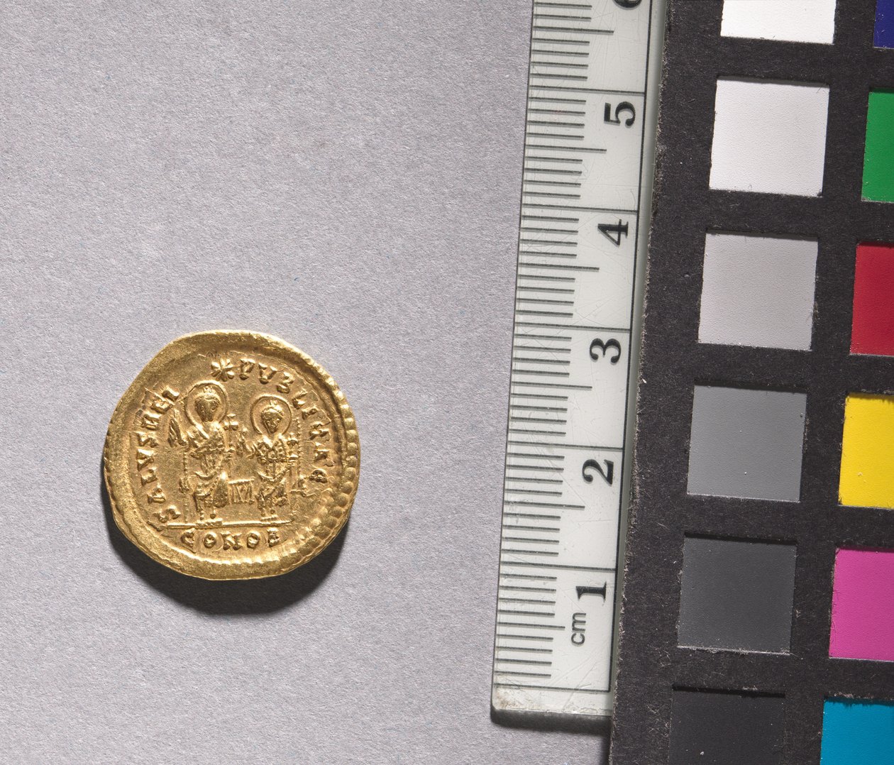 Solidus of Theodosius II ja Valentinianus III (kääntöpuoli), 408-425 (kulta) (ks. kääntöpuoli CVL 499736) tekijältä Byzantine