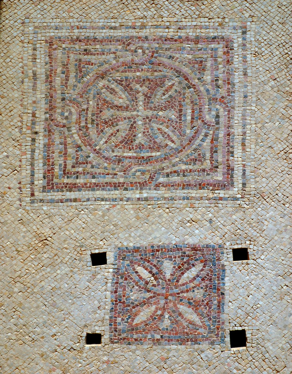 Yksityiskohta risteistä Bysantin kirkon mosaiikkilattiasta Shohamissa Israelissa, noin 500-luvulla jKr. (mosaiikki) tekijältä Byzantine Byzantine