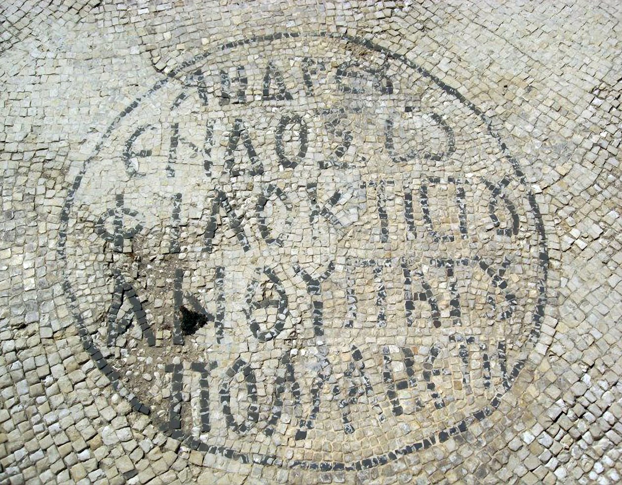 Kreikkalainen kirjoitus bysanttilaisesta mosaiikkilattiasta Kesareassa, Israelissa (mosaiikki) tekijältä Byzantine Byzantine