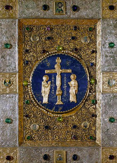 Ikoni, joka kuvaa Kristusta Neitsyt ja Pyhän Johannes Kastajan ristillä neljän evankelistan medaljoneilla tekijältä Byzantine Byzantine