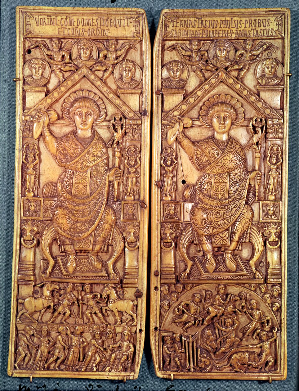 Anastasiuksen (491-518) konsulidiptyykki, kaiverrettu Konstantinopolissa, theodosilaiseen tyyliin, 517 jKr. tekijältä Byzantine School