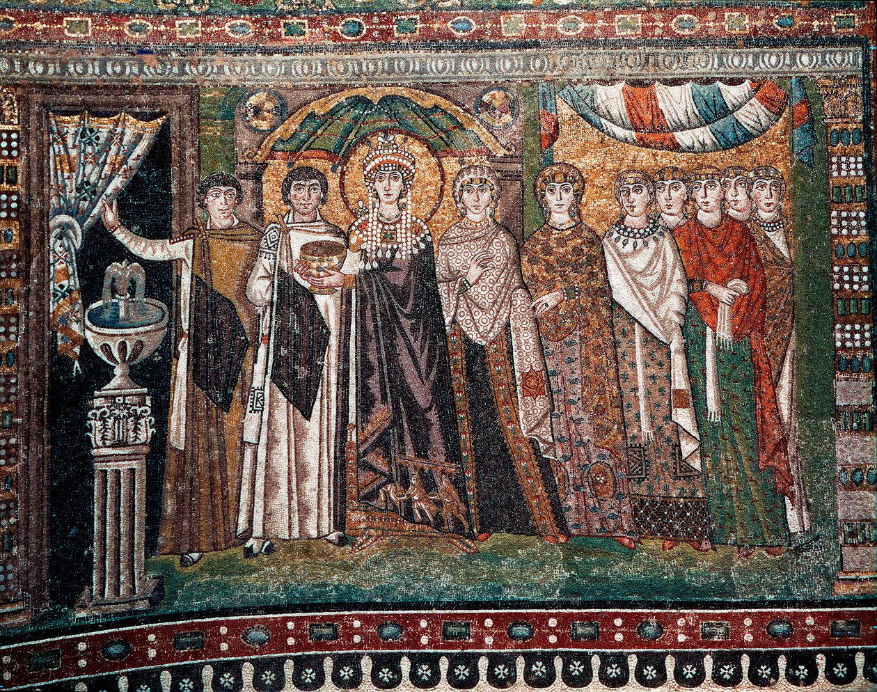 Keisarinna Theodora ja hänen hovinsa, johon kuuluu kaksi ministeriä ja seitsemän naista, noin 547 jKr. (mosaiikki). tekijältä Byzantine School