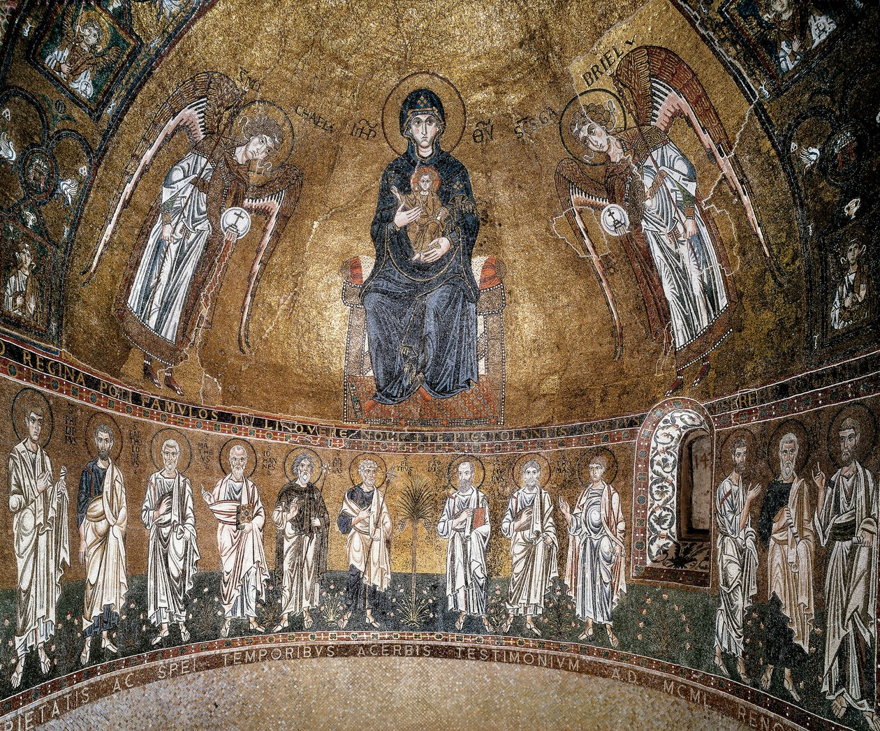 Valtaistuimella neitsyt arkkienkelien ja apostolien kanssa (mosaiikki) tekijältä Byzantine School