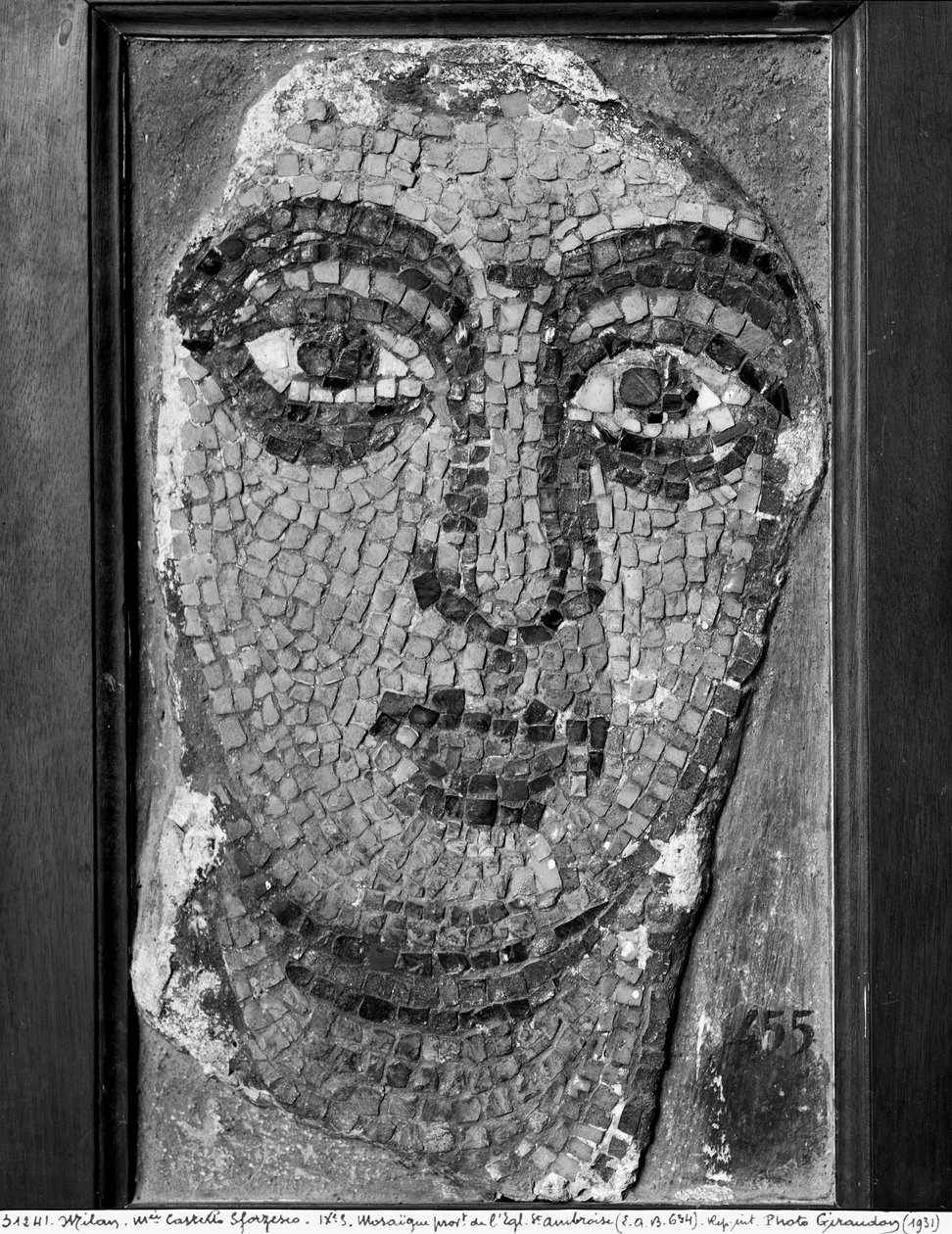Naisen kasvot St-Ambrosiuksen kirkosta, naisen kasvot (mosaiikki) tekijältä Byzantine School