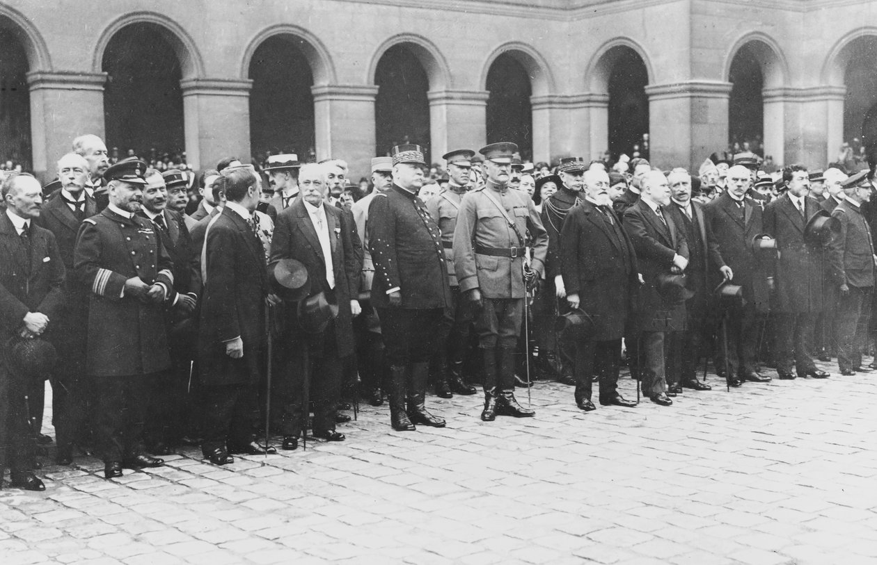Marsalkka Joffre, kenraali Pershing ja presidentti Poincaré toivottavat tervetulleeksi ensimmäisen Ranskaan saapuneen amerikkalaisjoukkojen joukon Hôtel des Invalidesissa Pariisissa 4. heinäkuuta 1917. tekijältä C. Chusseau Flaviens