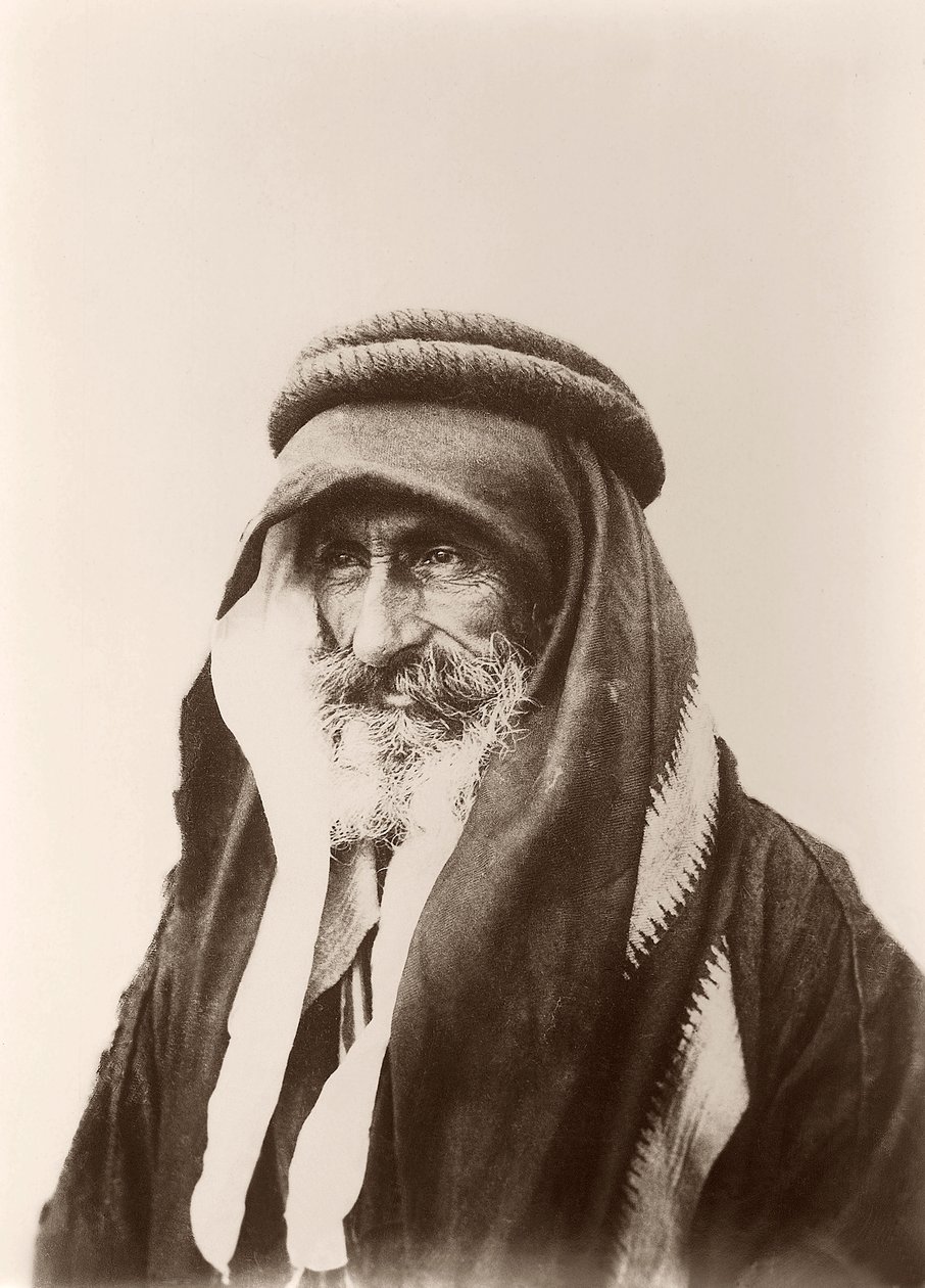 Muotokuva sheikki Khalil Senaahista (seinätaustaa vasten) Kerakissa, noin 1895-99. tekijältä C.A. Hornstein