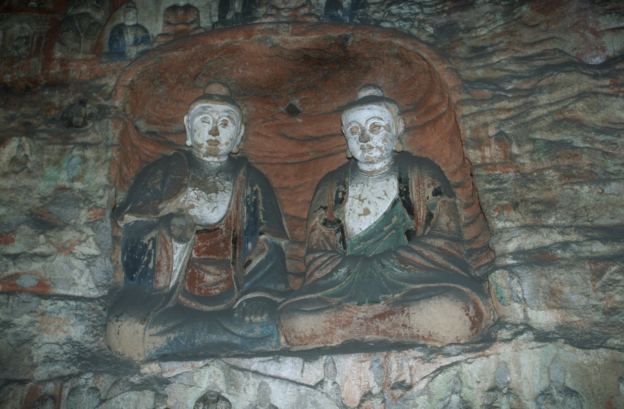 Kiina, Shanxin maakunta, hiekkakivipatsaat Buddhasta Yungang Grottoesissa tekijältä J.B. and Brown J. Rowbotham