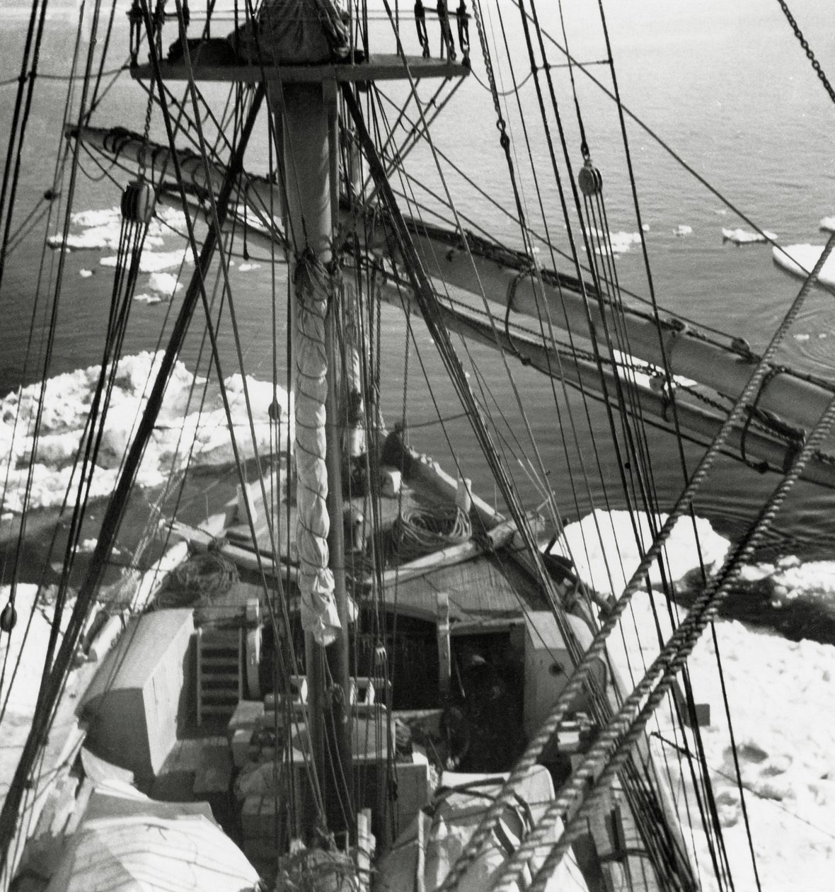 Kuunari Stella Polare kohtaa ensimmäisen jään tekijältä J.B. and Brown J. Rowbotham