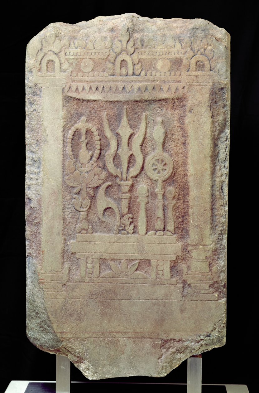 Trimurtia kuvaava Brahman-stele 2.-7. vuosisadalla (hiekkakivi) tekijältä Cambodian School