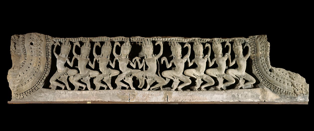 Khmerien (Kaukoidän) taiteet. Alempi päätykolmio: yhdeksän tanssivaa apsaraa. Matala kohokuvio gresissä, 1100-luvun loppu - 1200-luvun alku. Bayon tyyliin. Kambodžasta, Bayonin temppelistä. Paris, Musee Guimet - Musee national des Arts Asians. tekijältä Cambodian