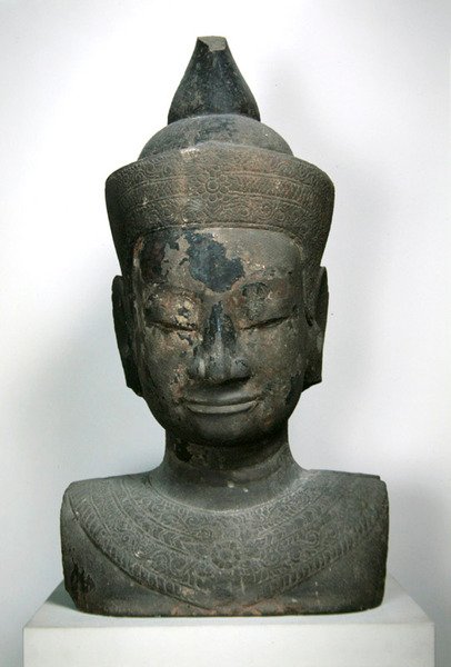 koristeltu Buddhan rintakuva; 15.–16. yritys (hiekkakivi) tekijältä Cambodian School