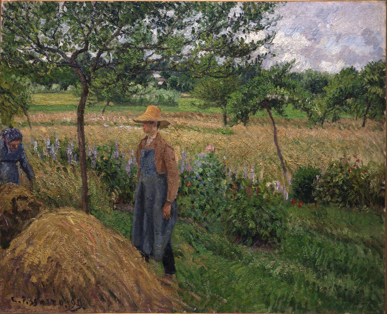 Puutarhuri seisoo heinäsuovalla, pilvinen taivas, Éragnyn kaupunki. tekijältä Camille Pissarro