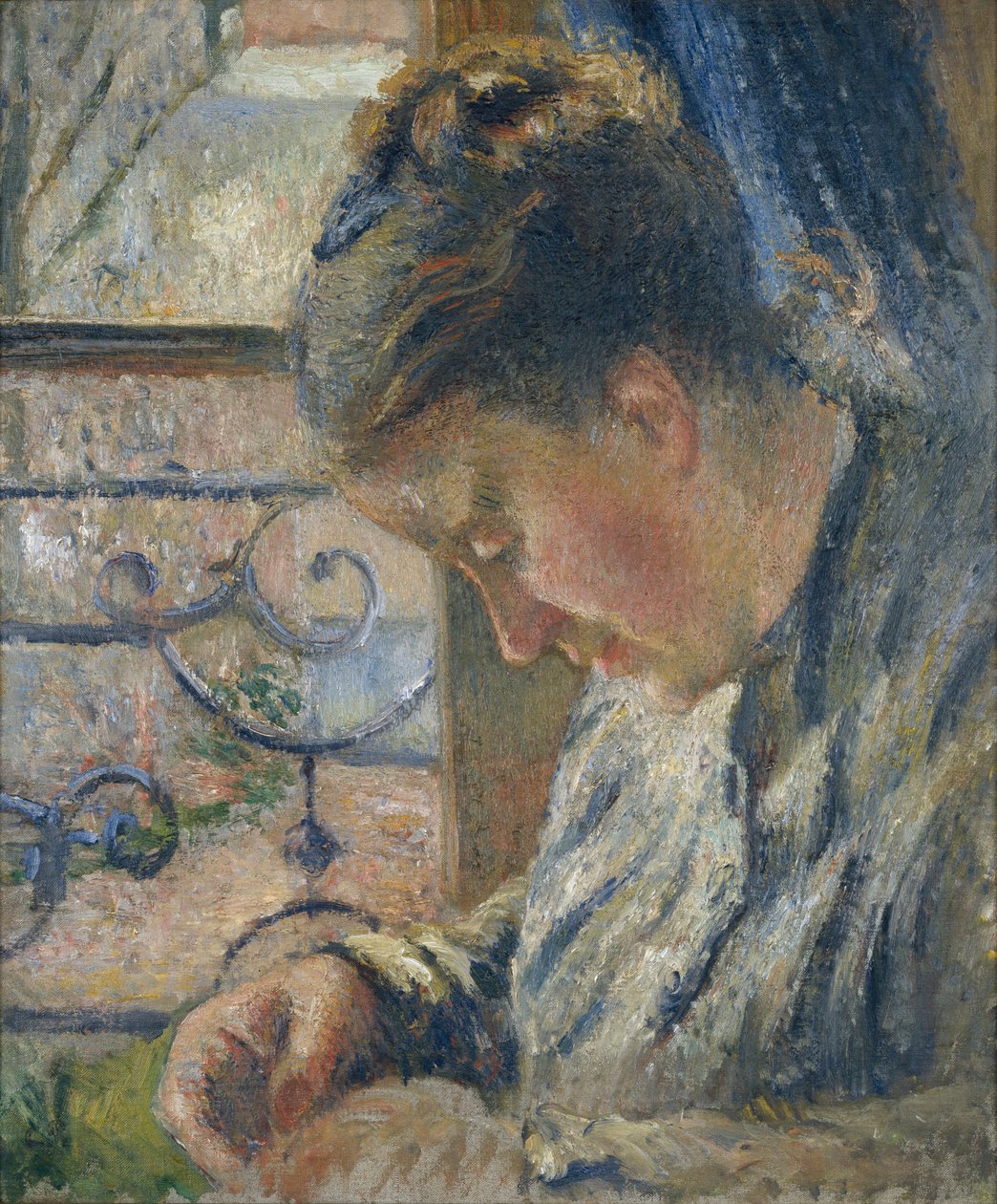 Mme Pissarro ompelee ikkunan vieressä, n. 1877 tekijältä Camille Pissarro