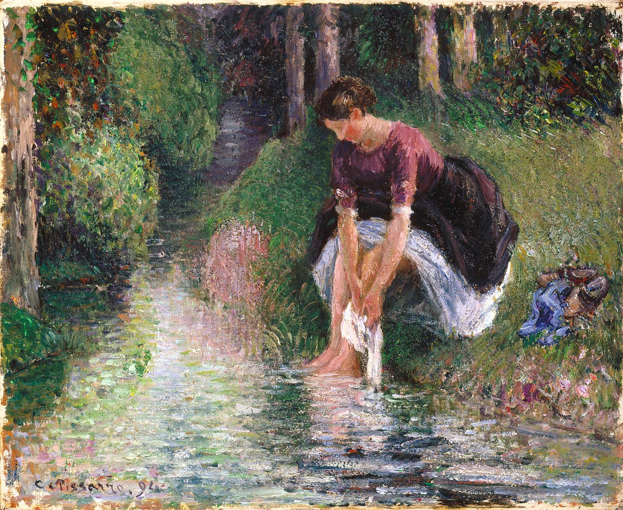 Nainen pesemässä jalkojaan purossa (öljy kankaalle) tekijältä Camille Pissarro
