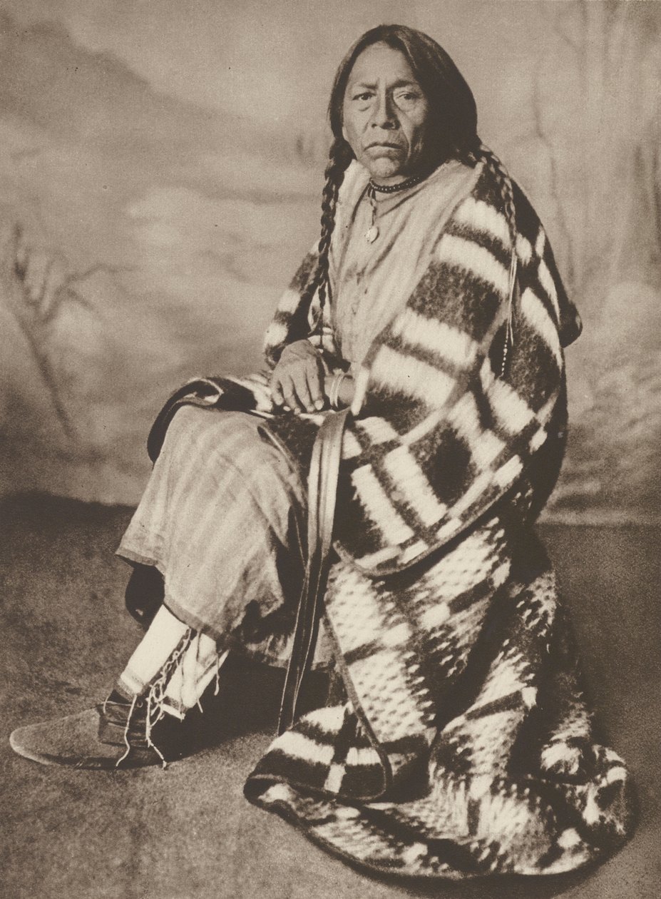 Kanada: Cree-intiaanien päällikön "Crowfootin" vaimo, Maple Creek, Saskatchewan (s/w-kuva). tekijältä Canadian Photographer