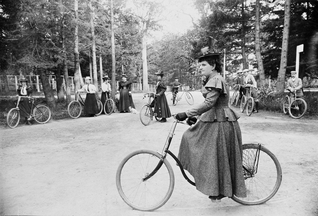 Hannah Maynard ja muut pyöräilevät Beacon Hill Parkissa Victoriassa, n. 1895 tekijältä Canadian Photographer