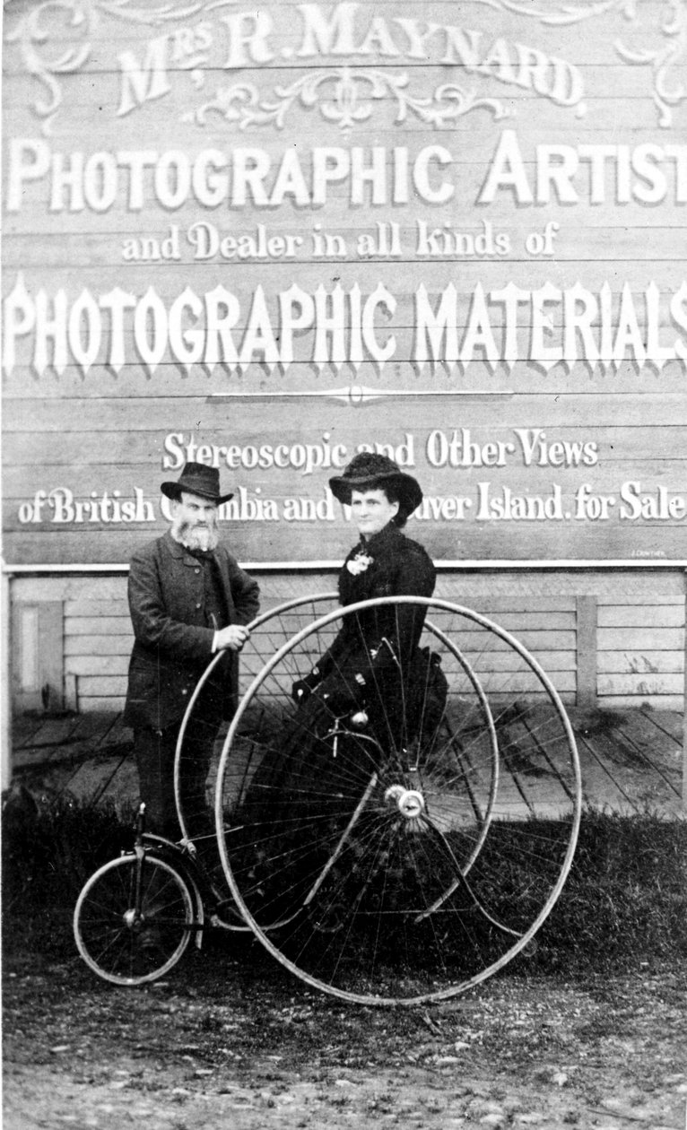 Richard ja Hannah Maynard Mrs. Maynardsin studion ulkopuolella, 1880-luku tekijältä Canadian Photographer