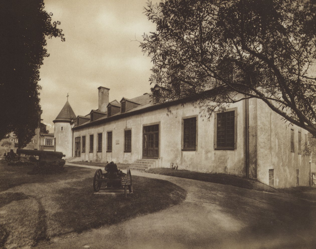 Chateau De Ramezay, rakennettu vuonna 1705 (s/w-kuva) tekijältä Canadian Photographer