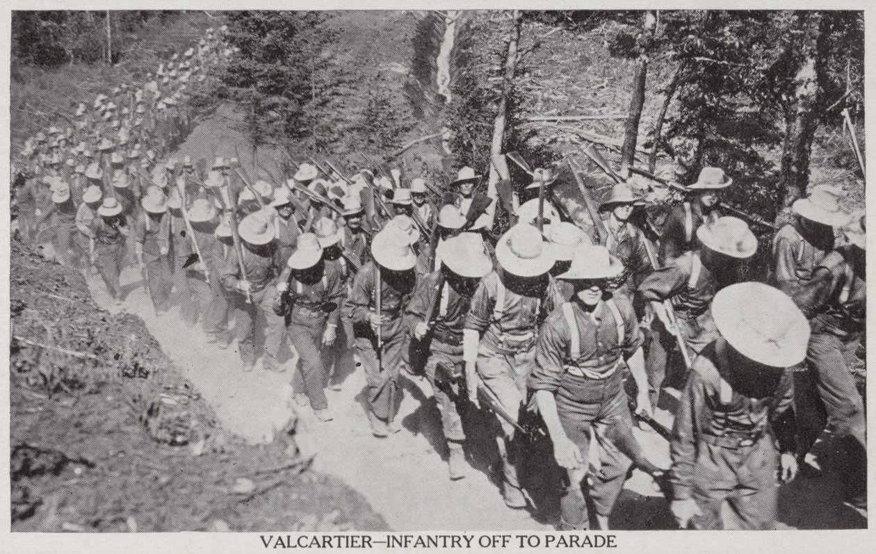 Val Cartier-Jalkaväki lähdössä paraatiin 1915 (s/w kuva) tekijältä Canadian Photographer