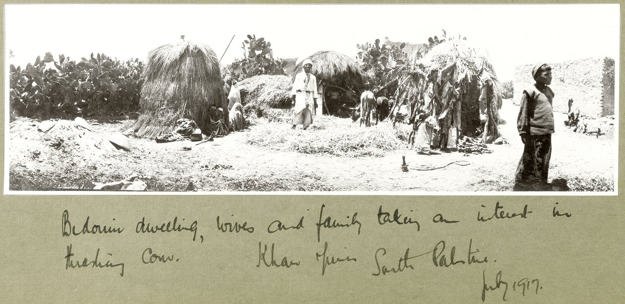 Beduiiniperhe ja asunto, Khan Yunis, heinäkuu 1917 tekijältä Capt. Arthur Rhodes