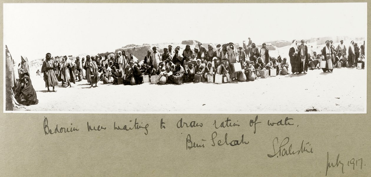 Beduiinimiehet odottavat vesiannoksensa nostamista, Beni Saleh, heinäkuu 1917. tekijältä Capt. Arthur Rhodes