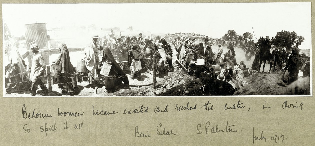 Beduiininaiset kiirehtimässä vesiannostaan, Beni Saleh, heinäkuu 1917 tekijältä Capt. Arthur Rhodes