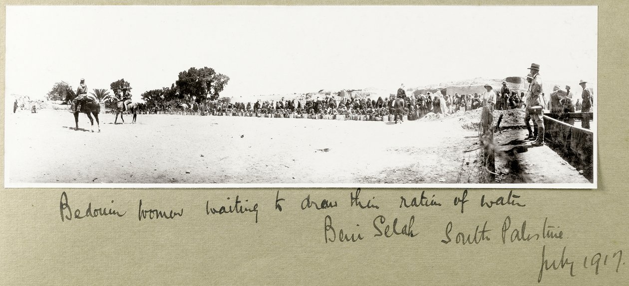 Beduiininaiset odottavat veden ottamista, Beni Saleh, heinäkuu 1917 tekijältä Capt. Arthur Rhodes