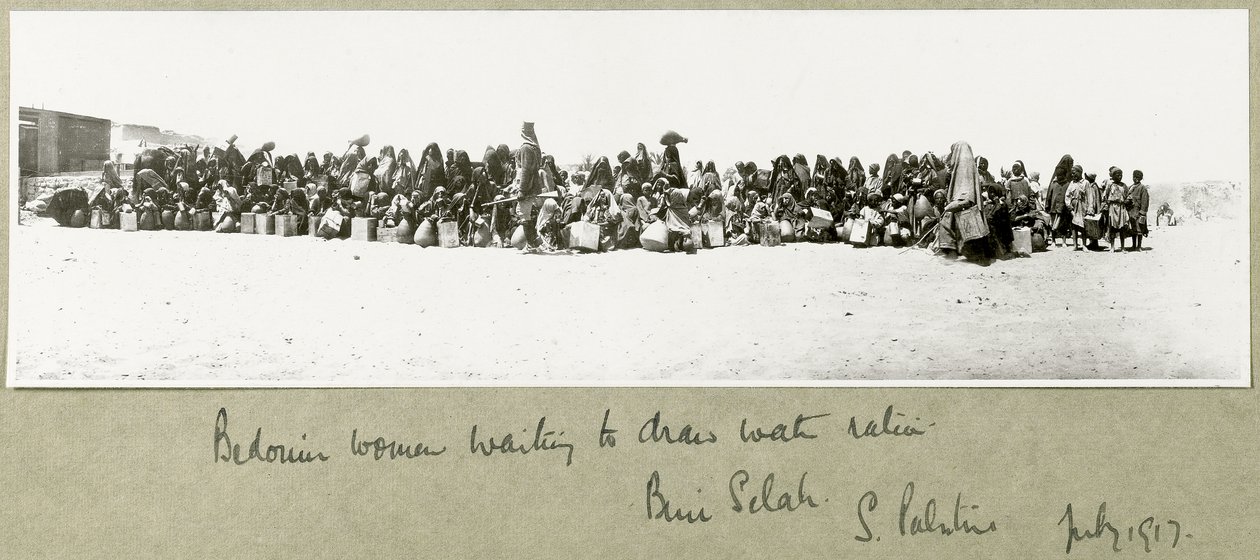 Beduiininaiset odottavat veden ottamista, Beni Saleh, heinäkuu 1917 tekijältä Capt. Arthur Rhodes