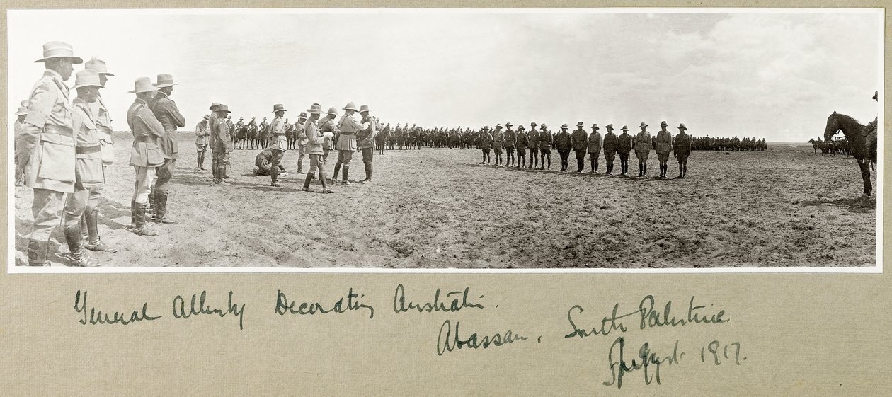 Kenraali Allenby koristelemassa australialaisia joukkoja Abasanissa Etelä-Palestiinassa elokuussa 1917 tekijältä Capt. Arthur Rhodes