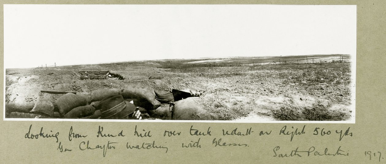 Kenraali Chaytor katsomassa haudoista lasien kanssa, 1917 tekijältä Capt. Arthur Rhodes