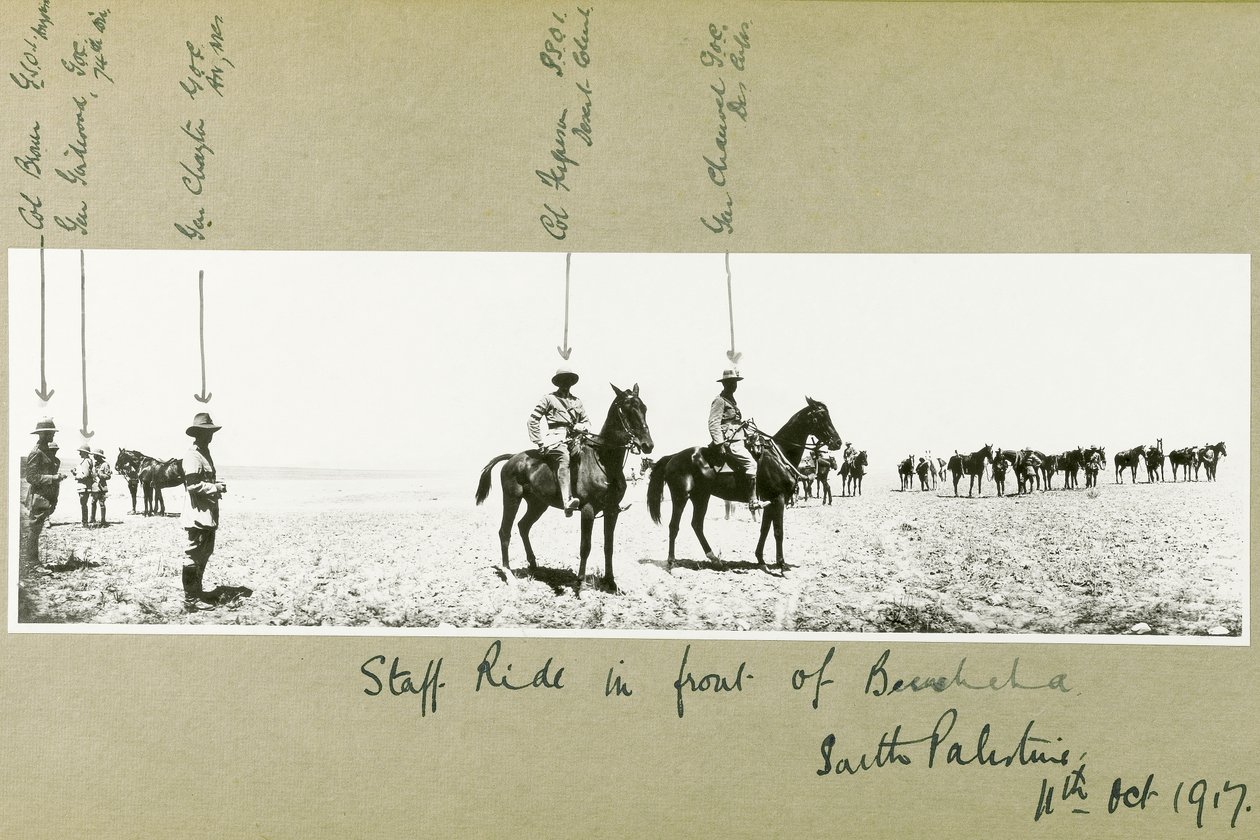 Henkilökuntaajelu Beersheban edessä, Etelä-Palestiina, lokakuu 1917 tekijältä Capt. Arthur Rhodes