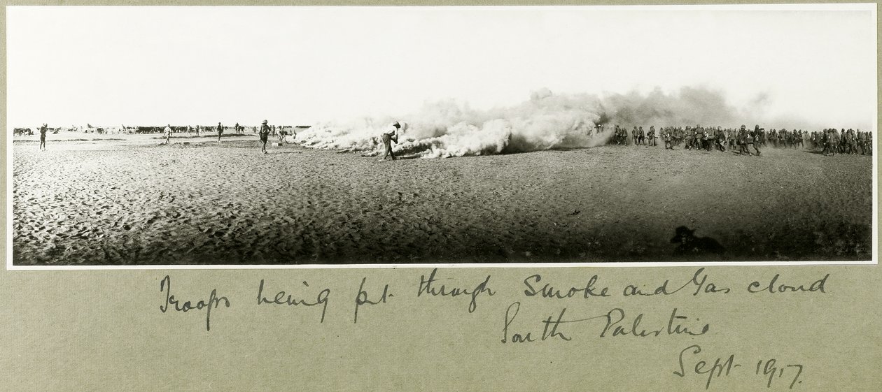 Joukkoja laitetaan savu- ja kaasupilven läpi, Etelä-Palestiina, syyskuu 1917 tekijältä Capt. Arthur Rhodes