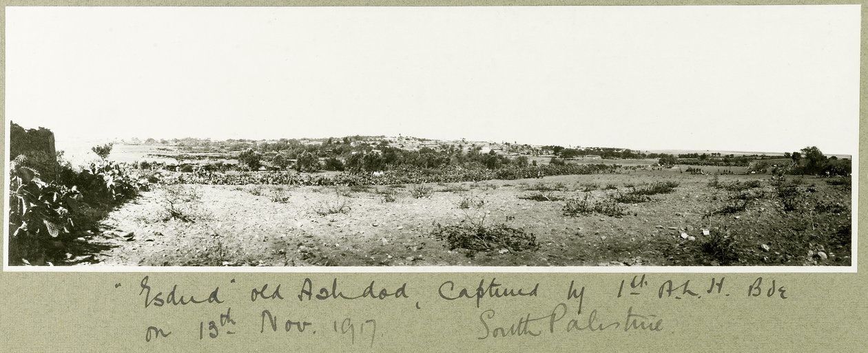 Esdud, vanha Ashdod, jonka 1. A.L.H.-prikaati valtasi 13. marraskuuta 1917. tekijältä Capt. Arthur Rhodes