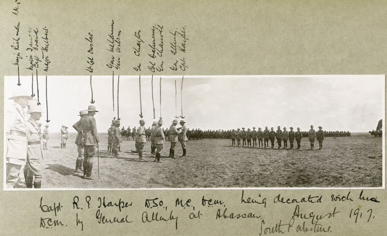 Kenraali Allenby palkitsee kapteeni Harperin kunniamerkillä Abassanissa, Etelä-Palestiinassa, elokuussa 1917. tekijältä Capt. Arthur Rhodes
