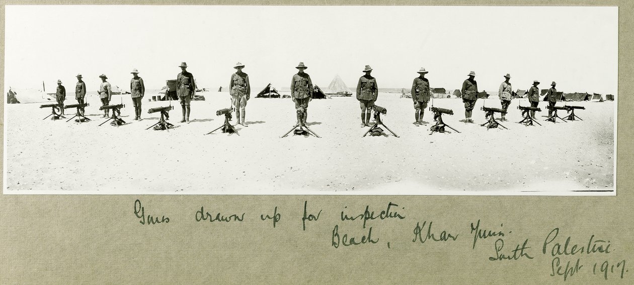 Aseet, jotka on laadittu tarkastettavaksi rannalla, Khan Yunis, syyskuu 1917 tekijältä Capt. Arthur Rhodes